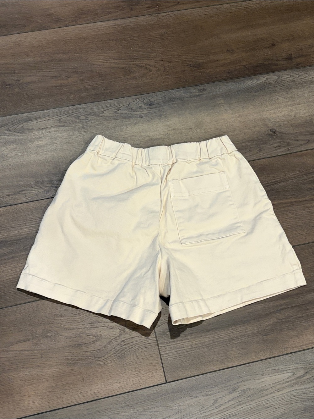 Everlane High Waist Women’s Shorts in Light Cream - Picture 2 of 4